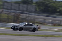 富士スピードウェイのレーシングコースを駆け抜ける「RC F“パフォーマンスパッケージ”」。海外では「RC Fトラックエディション」の名で扱われている。