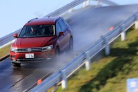 30度の勾配で設計された下り坂で、ヒルディセントアシストの効果を試した。ヒルディセントアシストを作動させると車両が自動でブレーキをコントロールし、一定速度で安全に坂道を下ることができる。ドライバーはステアリング操作に集中できるため、慣れないがれ場や滑りやすい雪道などでも安心感が増す。