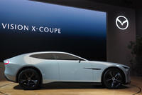 低いフォルムとササの葉のように薄いガラスエリアが特徴的な「ビジョンXクーペ」。その意匠は、背高なSUVやコンパクトカーに応用できるものなのだろうか？