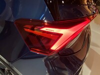 テールランプの造形は、近年流行の逆反り型である。