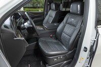 電動調整機構にヒーター／ベンチレーション機能、マッサージ機能も備えたセミアニリンフルレザーのフロントシート。よく見ると、そのヘッドレストにもスピーカーが備わっている。