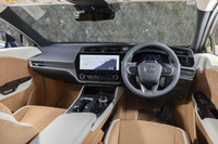 この試乗車のインテリアカラーは「ヘーゼル」。その割にダッシュボードまわりが真っ黒なのは運転に集中できるようにとの配慮だろうか。