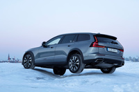 大きな溝を斜めに通過する「V60クロスカントリー」。リアタイヤにはブレーキ制御による疑似LSD機能が付いていて、写真のように片輪が宙に浮くような状態でも、そのタイヤの空転を防ぎ、脱出することができる。