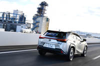 
	ガソリンエンジン車「UX200」には、発進用のローギアを備える新開発のCVTが搭載される。
	