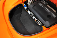 エンジンルーム後方に配置される荷室の容量は112リッター。ルーフから取り外したキャンバス製のトップを収めておくことができる。