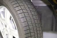 「ナノ凹凸ゴム」が高い氷上グリップ性能を実現した。