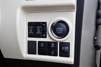 エンジン始動スイッチやドアの開閉スイッチはステアリング右側にまとめられている。