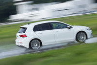 新品の「クロスクライメート3スポーツ」と、同じく新品の「クロスクライメート2」をそれぞれ装着した「フォルクスワーゲン・ゴルフeTSI」で、ウエットハンドリングテストを行った。写真はクロスクライメート3スポーツを装着した車両の走行シーン。