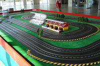 本格的なスロットカーのサーキット。小学生以下限定です。