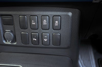 オプションの「アクティブトラクションコントロール」は、雪道やオフロードなどでスリップしてもグリップが回復するまで空転した車輪にブレーキをかけ、残りの車輪に駆動力を分配するシステム。センターパネルのスイッチで、これらのON/OFFが選択できる。
