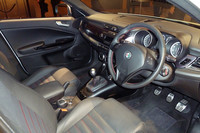 6段MTが与えられる、「ジュリエッタ クアドリフォリオ ヴェルデ」の運転席まわり。