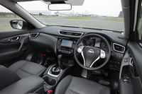 「エクストレイル ハイブリッド」のインストゥルメントパネルまわり。内装については、基本的にガソリン車から大きな変更はない。
    