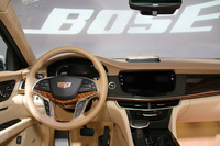 「キャデラックCT6」のオーディオは、最新のデジタルプロセッシングと34個のスピーカーによる「PANARAY（パナレイ）」と名付けられたシステムで構成されている。