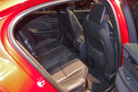 エントリーモデル「ピュア」を除き、後席にもシートヒーターがオプション設定される。
    