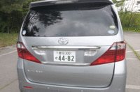 セカンドシートをチップアップ、サードシートをワンタッチで跳ね上げれば、1980mmのラゲッジスペースが出現する。操作が格段に簡単＆楽ちんになったのもポイント。モデル(?)の身長は180cm。
（写真をクリックするとシートが倒れるさま（とモデル？）が見られます）