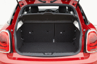 ラゲッジルームは3ドアモデルより67リッター広い278リッターの容量を確保。後席は6：4の分割可倒式となる。