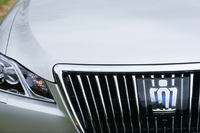 従来型のフロントグリルにはトヨタマークが装着されていたが、新型では王冠エンブレムになった。