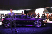 2012年北京ショーで発表されたシトロエンのコンセプトカー「Numero 9（ニュメロ・ヌフ）」。ドゥブル・シェブロンの新世代フラッグシップは、成長する中国市場を意識している。（写真は同年のパリモーターショー）