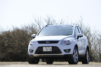 フォードのSUV「クーガ」。装備充実の「タイタニアム」（写真）とエントリーグレード「トレンド」（335万円）の2本立てでラインナップする。