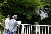 今回のエコラン試乗会における通過ポイントのひとつ、「横川の下滝」。マイナスイオンを浴びながらのドライブも、たまにはいいもんだ（？）。