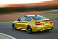 「BMW M4」がSUPER GTでデモランの画像