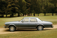 「シボレー・カプリス」
    1965年にデビューしたフルサイズセダン。もともとはインパラの豪華版という位置づけだった。映画で使われたのは3代目モデル。