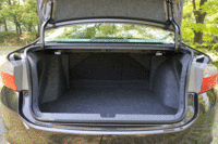 「ホンダ・グレイス」のトランクルーム。2分割式の後席を倒せば、長尺物も収納できる。（写真をクリックするとシートの倒れるさまが見られます）