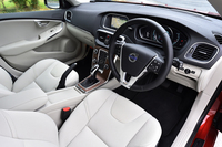 今回旅をともにした「V40 T4 SE」のインテリア。チャコールのダッシュボードに、ブロンドと呼ばれる明るい色調のテキスタイルシートが組み合わされる。
    