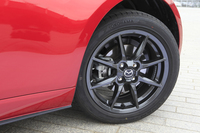 タイヤサイズは前後共通で195/50R16。軽量化のため、2代目までと同じく4本ボルトのハブを採用している。
    