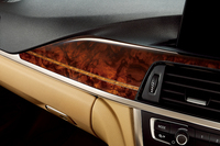 象眼細工が施された、パールウォールナットウッドのインテリアトリム。