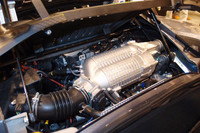 フードを開けるやイートン製のスーパーチャージャーが出迎える、エンジンルームの様子。