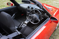 ブラックが基調のコペンのインテリア。装着される2DINシンプルメモリーナビはディーラーオプション（10万8885円）
    