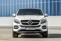 ボディーサイズは全長4900×全幅2003×全高1731mm（「GLE400 4MATICクーペ」の場合）という堂々たるもの。