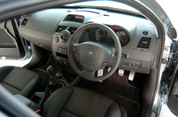 5ドアのインテリア。6MT仕様であることに変わりないが、ご覧の通り右ハンドルである。
	 