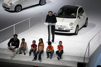 新型500記者発表の後半。親会社フィアット・グループのマルキオンネ社長が話す間、子役モデルの相手をするデメオ。