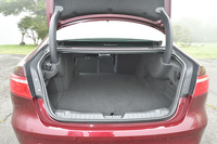 トランクの容量は540リッター（VDA方式）。奥行きは旧型比で61mm延長された。後席には40：20：40の分割可倒機構が備わる。