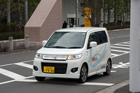 『webCG』取材班が公道同乗試乗中の「スズキ・ワゴンR」。