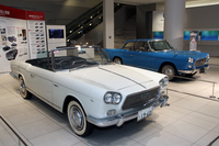 日産グローバル本社ギャラリーに展示中の、アレマーノ製プロトタイプである1960年「プリンス・スカイラインスポーツ コンバーチブル」（写真手前）と「同クーペ」（同奥）。