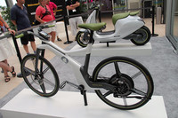 2012年に発売されることになった「スマートeバイク」のプロトタイプ（写真手前）。ドイツから来た担当者との質疑応答にも、参加者の熱がこもっていた。