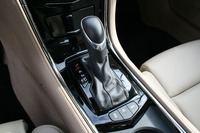 ATは2015年12月に発表されたマイナーチェンジで8段（GM製のHydra-Matic 8L45型）とされた。それまでは6段。