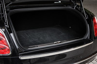 荷室の容量は、443リッター。そのトランクリッドには、目立たぬように電子機器用のアンテナが組み込まれている。ボディ全体のフォルムを崩さないための配慮だ。