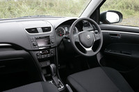 シンプルであるけれど、安っぽさは感じさせないインテリア。ごてごて飾らない点、子どもっぽい演出がない点、クルマのキャラクターに合っている点などに好感が持てる。