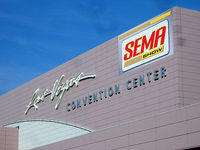 ラスベガスのホテル中心街からクルマで5分、SEMA会場となるコンベンションセンター。11月頭のラスベガスは、日中はまだポカポカ陽気だが、朝晩は砂漠気候らしく少しヒンヤリする。
