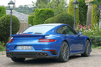 「911ターボ」のリアビュー。リアコンビランプや、テールパイプまわりのデザインが変更された。