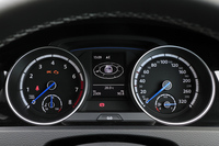 メーターまわりの機能や意匠はこれまでと共通だが、エンジン回転計のレッドゾーンは6500rpmからに変更されている。