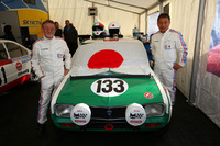 133号車をドライブした2人のドライバー。左が2台のオーナーである加藤 仁さん、右が杉山栄一さん。車両だけでなく、レーシングスーツなども当時のものを忠実に再現している。