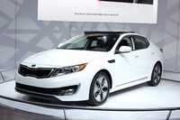 「キア・オプティマハイブリッド」は、「トヨタ・カムリ」や「日産アルティマ」がライバル。デザイン力は高い。