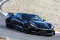 レフトハンダーを行く「コルベットZ06」。
    