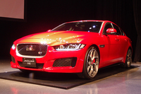 「ジャガーXE」。写真は3リッターV6エンジンを搭載する最上級モデル「XE S」。
    
