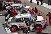 10月25日に行われた予選中の、シトロエンチームの様子。
    